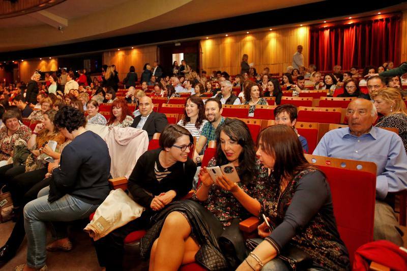 El cantante interpretó sus temas clásicos ante el público gijonés en un teatro abarrotado.