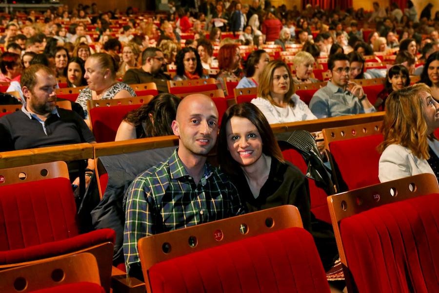 El cantante interpretó sus temas clásicos ante el público gijonés en un teatro abarrotado.