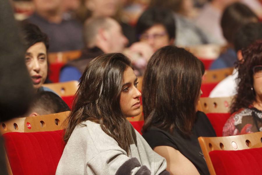 El cantante interpretó sus temas clásicos ante el público gijonés en un teatro abarrotado.