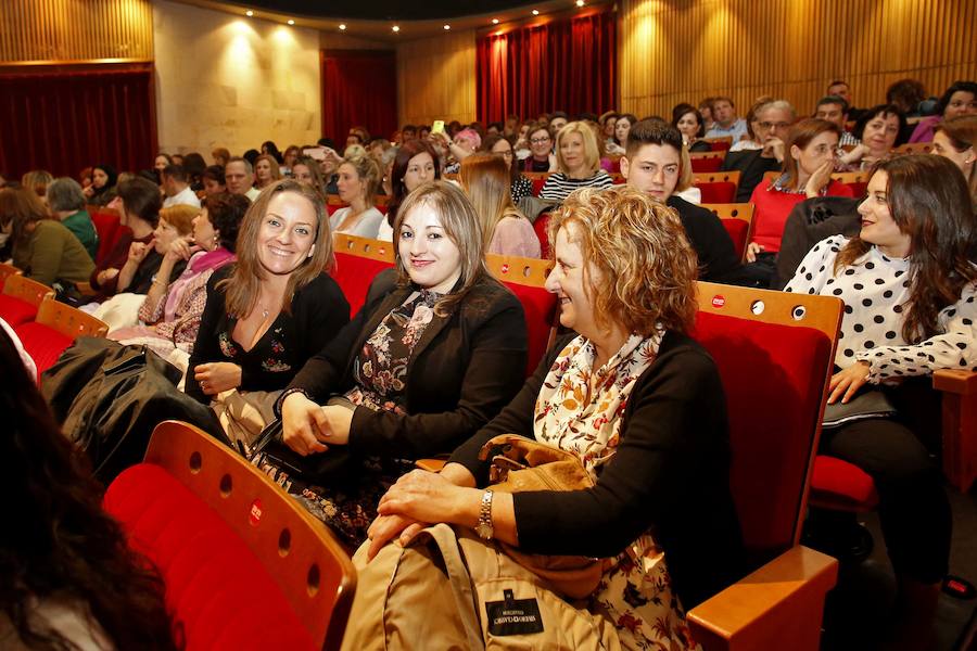 El cantante interpretó sus temas clásicos ante el público gijonés en un teatro abarrotado.