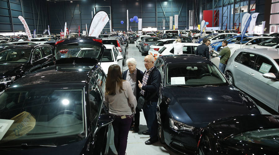 La sexta edición de esta feria ofrece variedad de coches y competitividad de precios en el recinto Luis Adaro.