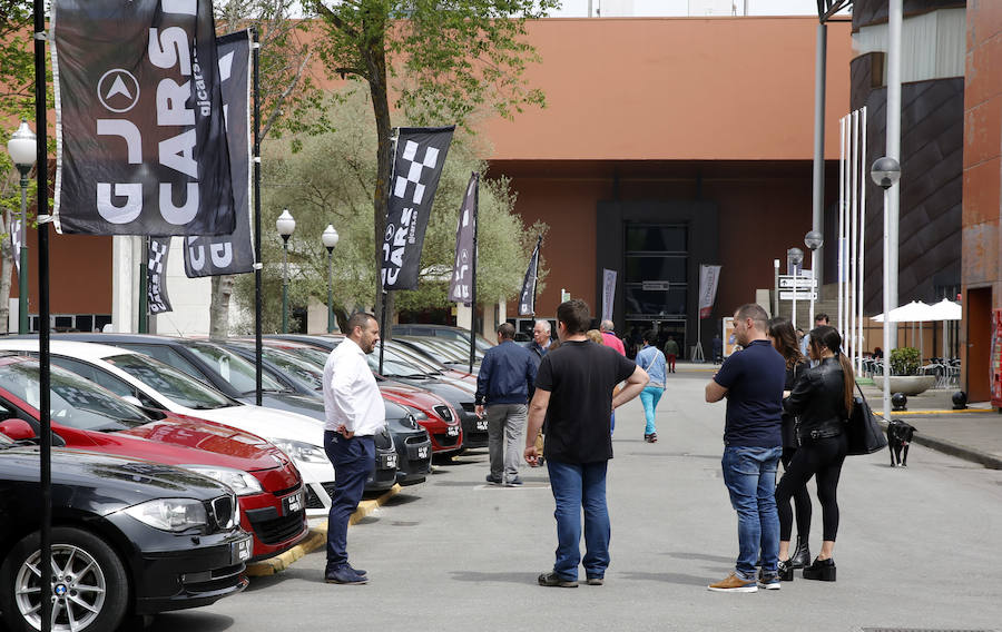 La sexta edición de esta feria ofrece variedad de coches y competitividad de precios en el recinto Luis Adaro.