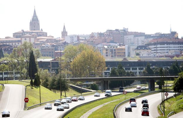 La entrada a Oviedo por el bulevar de Santullano, por la que circulan 30.000 vehículos al día, y pendiente de una transformación valorada en 19, 4 millones de euros. 