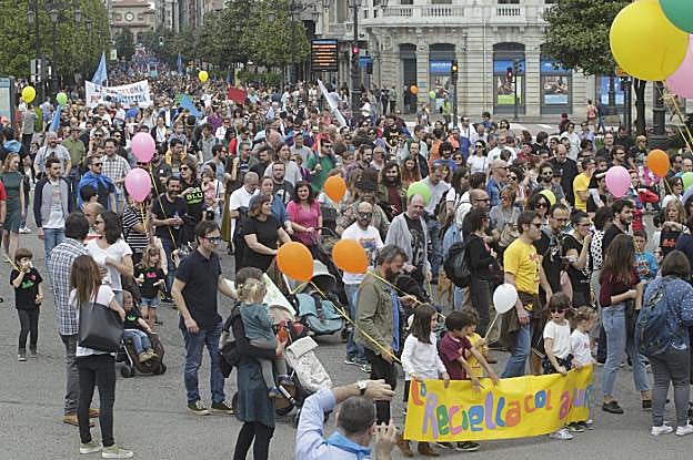 La manifestación por la oficialidad, a su paso por la calle Uría de Oviedo. 