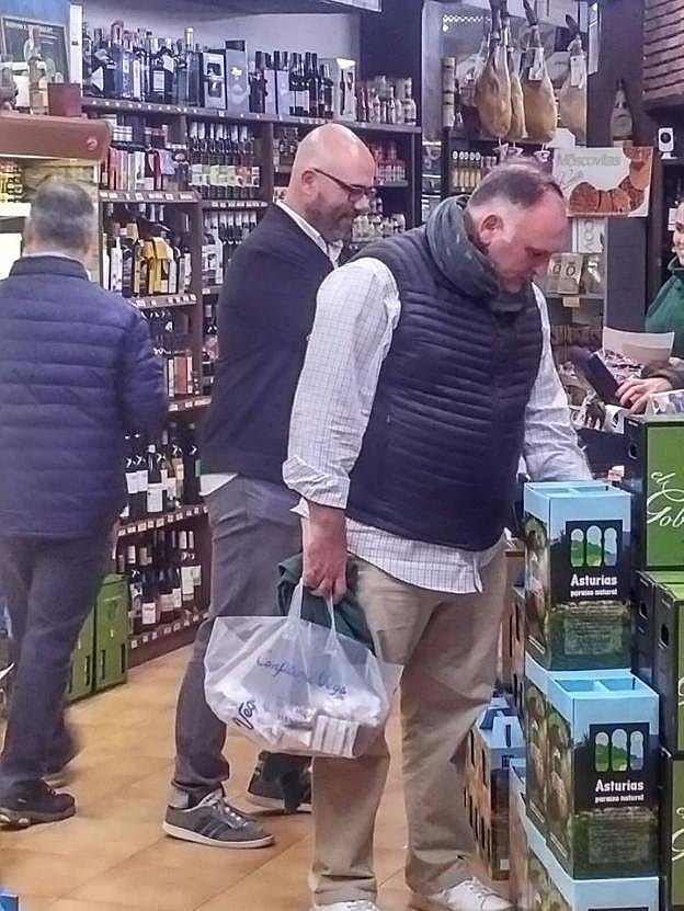 José Andrés Suárez, a la derecha, estuvo ayer de compras en Llanes, donde estuvo acompañado por el edil llanisco Iván García. 