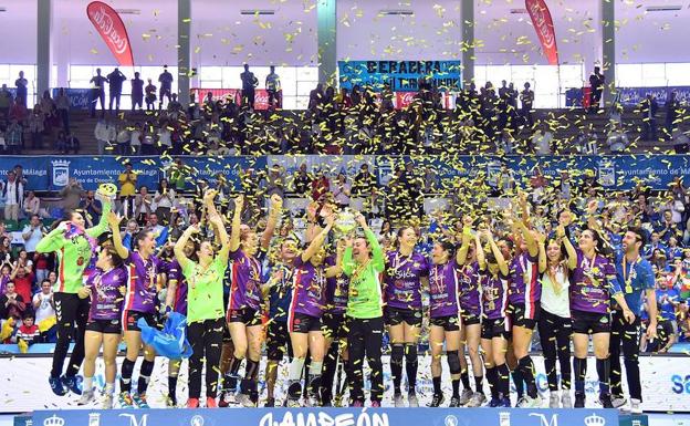 Las jugadoras del Mavi, celebrando el título. 