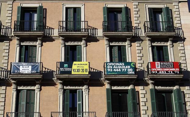 Carteles de oficinas en alquiler en un edificio del centro de Barcelona. 
