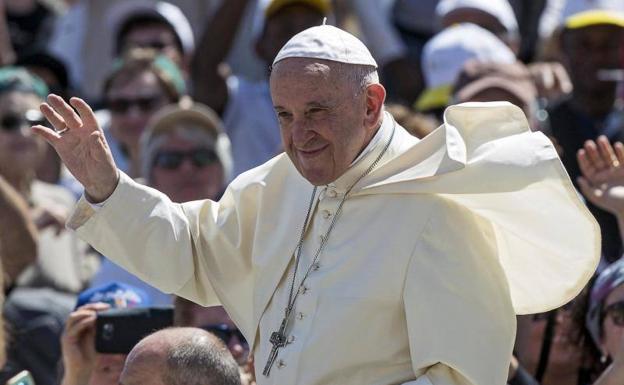 El Papa Francisco, a su llegada este sábado a la Plaza de San Pedro para una audiencia especial con fieles procedentes de Bolonia y Cesena. 