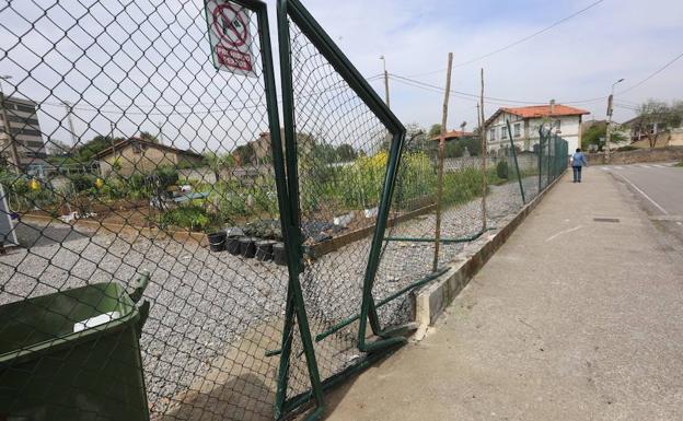 El vehículo causó daños en el acceso a los huertos urbanos de La Luz. 