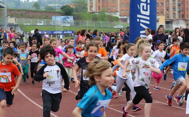 Escolares a la carrera esta mañana en el estadio de atletismo Yago Lamela. 