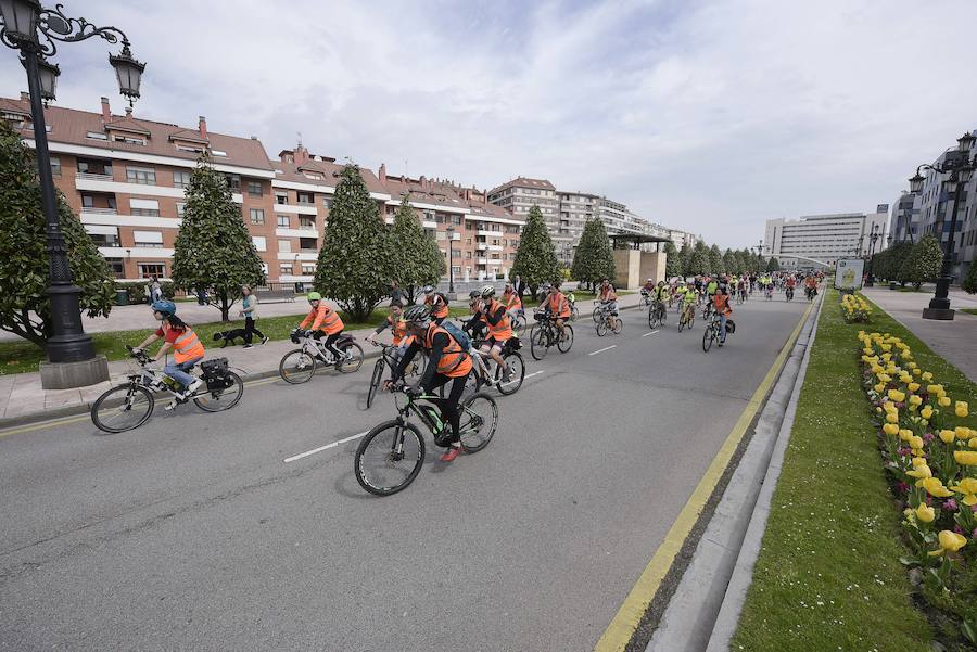 El colectivo Asturias con Bici organiza un paseo por la capital asturiana 