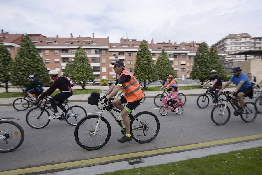 El colectivo Asturias con Bici organiza un paseo por la capital asturiana 