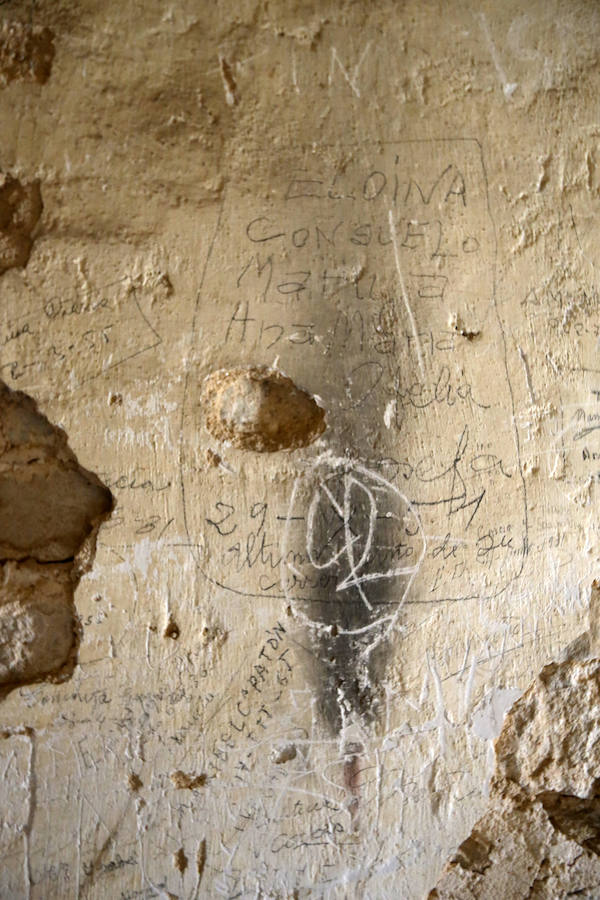 San Miguel de Lillo no se libra de las pintadas que inundan Oviedo. Las pinturas murales de la iglesia comenzarán a restaurarse en mayo. 