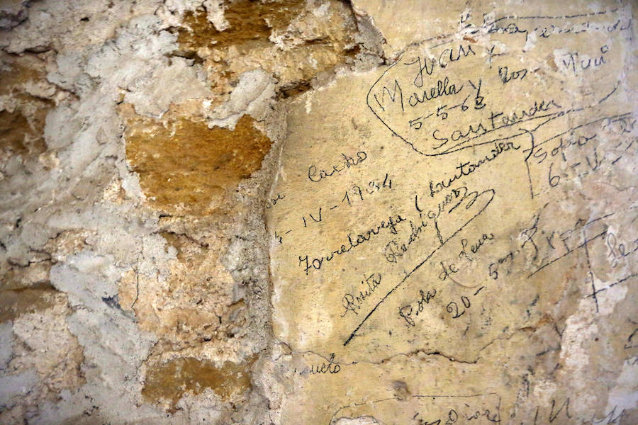 San Miguel de Lillo no se libra de las pintadas que inundan Oviedo. Las pinturas murales de la iglesia comenzarán a restaurarse en mayo. 