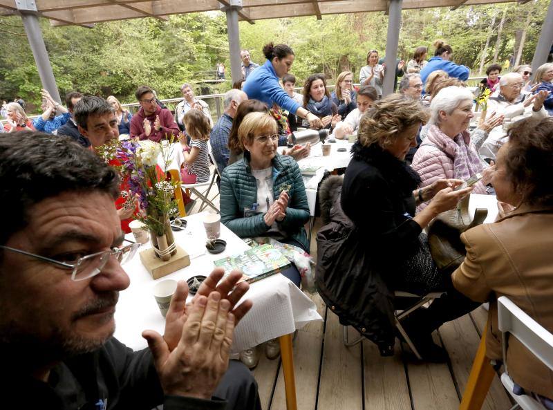 El jardín gijonés celebra su decimoquinto aniversario con una jornada de puertas abiertas repleta de visitantes.