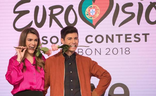 Amaia y Alfred posan con una flor en la boca. 