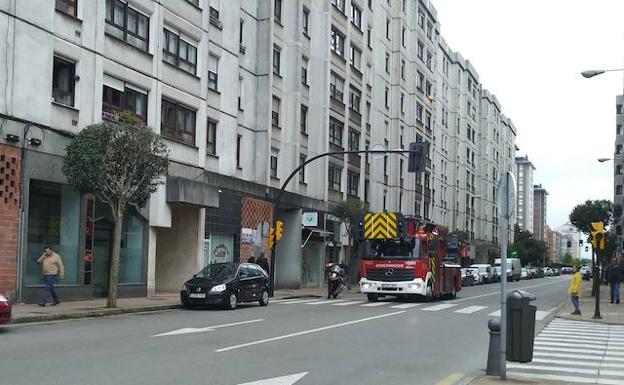 Uno de los camiones de bomberos que se desplazó hasta la vivienda. 