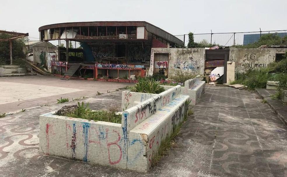 Degradado estado actual de la terraza de lo que fue el Parque de El Piles.