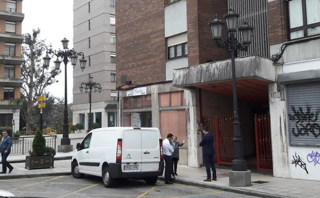 Portal de calle Doctor Fleming 1 de Oviedo en el que ha tenido lugar el suceso. 