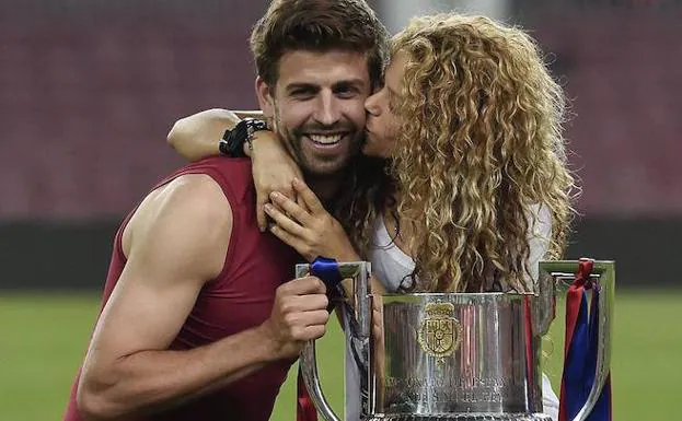 Shakira besa a Piqué, al término de la final de la Copa del Rey en el pasado año 2015.