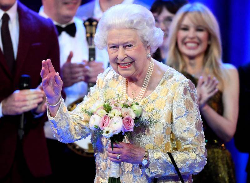 La monarca, que acudió a la gala radiante con un vestido salpicado de flores doradas, estuvo acompañada del grueso de su familia y arropada por Sting, la estrella jamaicana de reggae Shabby, el lengendario Tom Jones, la australiana Kylie Minogue o Jammie Cullum, entre otros.