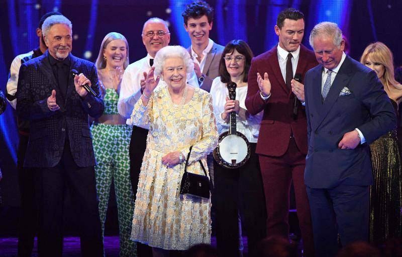 La monarca, que acudió a la gala radiante con un vestido salpicado de flores doradas, estuvo acompañada del grueso de su familia y arropada por Sting, la estrella jamaicana de reggae Shabby, el lengendario Tom Jones, la australiana Kylie Minogue o Jammie Cullum, entre otros.