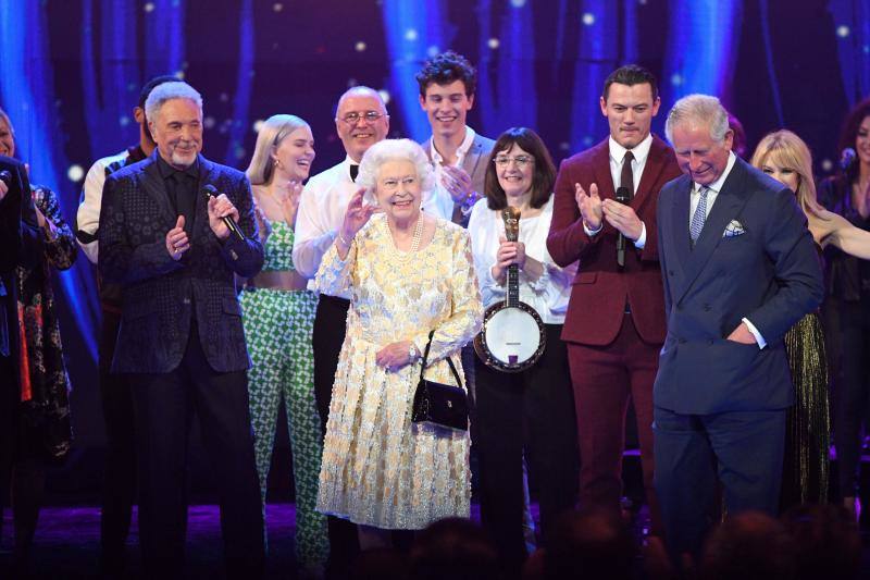 La monarca, que acudió a la gala radiante con un vestido salpicado de flores doradas, estuvo acompañada del grueso de su familia y arropada por Sting, la estrella jamaicana de reggae Shabby, el lengendario Tom Jones, la australiana Kylie Minogue o Jammie Cullum, entre otros.