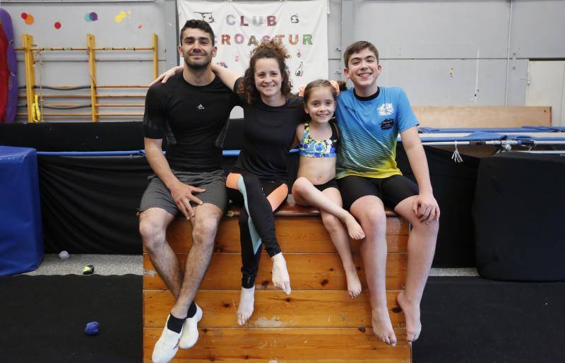 Joel Alves, de Lugones, dedica doce horas a la semana a entrenarse en la disciplina de la gimnasia acrobática