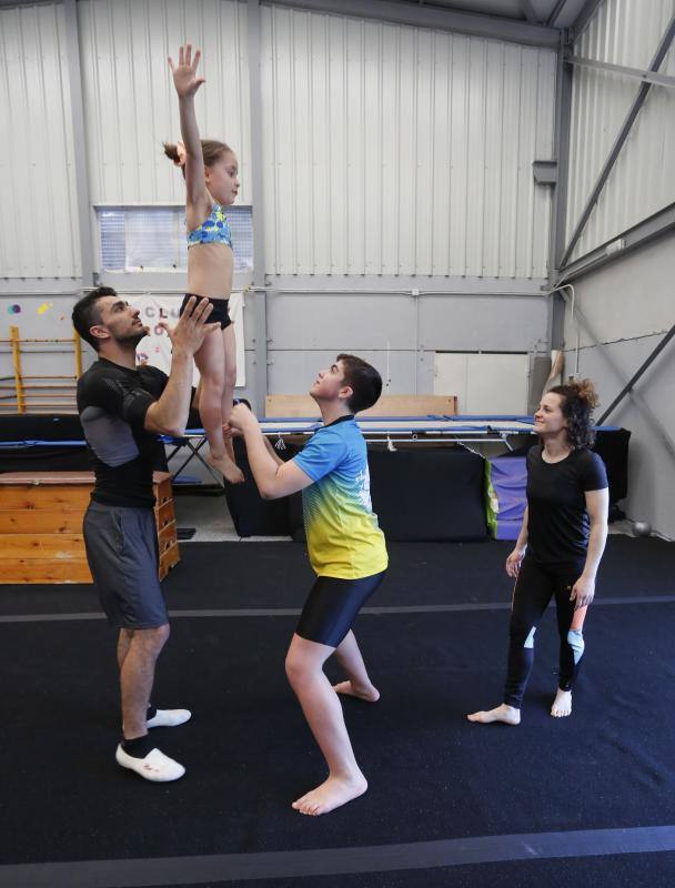 Joel Alves, de Lugones, dedica doce horas a la semana a entrenarse en la disciplina de la gimnasia acrobática