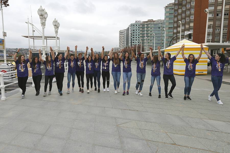 Las jugadoras del Mavi Nuevas Tecnologías La Calzada posaron este lunes en el Muro con las medallas que las distinguen como ganadoras del primer título del balonmano asturiano