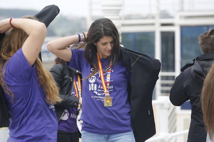 Las jugadoras del Mavi Nuevas Tecnologías La Calzada posaron este lunes en el Muro con las medallas que las distinguen como ganadoras del primer título del balonmano asturiano