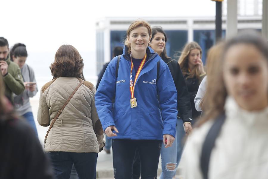 Las jugadoras del Mavi Nuevas Tecnologías La Calzada posaron este lunes en el Muro con las medallas que las distinguen como ganadoras del primer título del balonmano asturiano