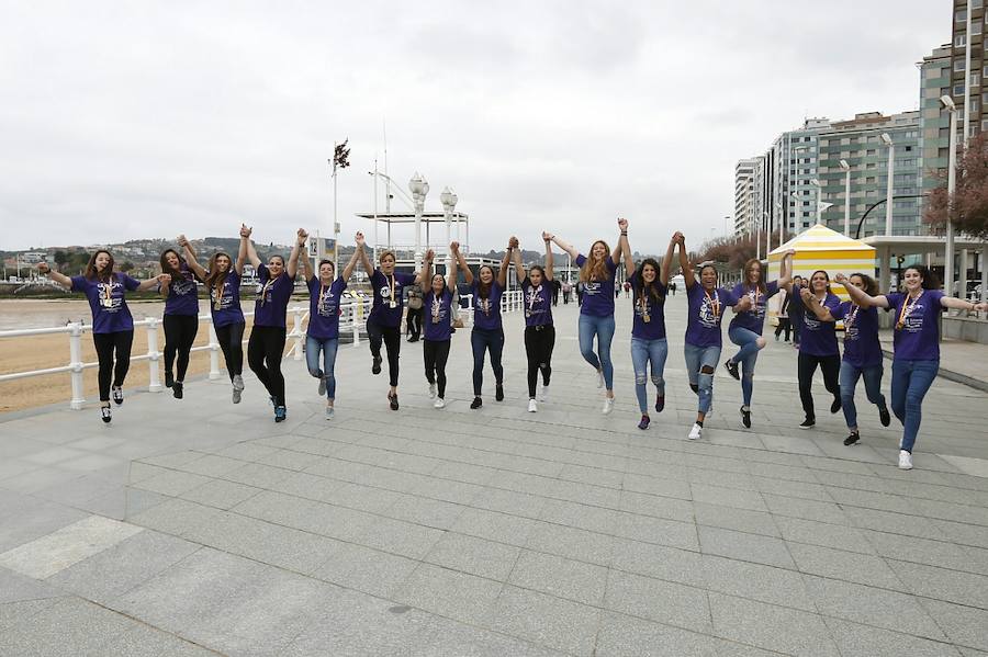 Las jugadoras del Mavi Nuevas Tecnologías La Calzada posaron este lunes en el Muro con las medallas que las distinguen como ganadoras del primer título del balonmano asturiano