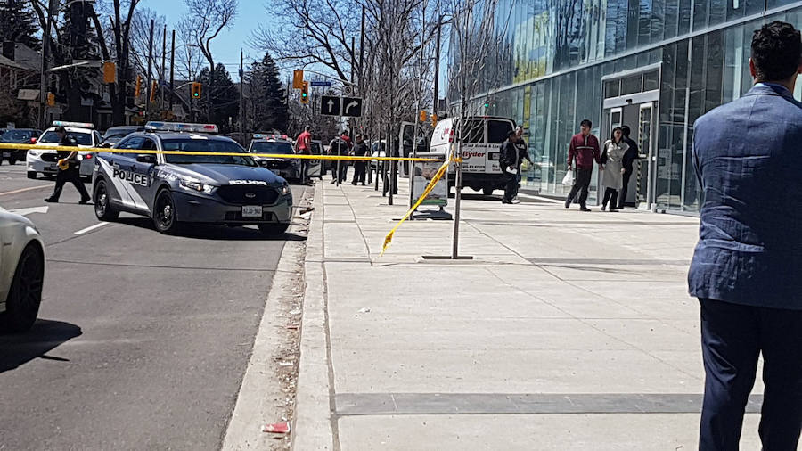 Al menos nueve personas murieron y 16 quedaron heridas el lunes en Toronto, luego de que una camioneta se lanzara a toda velocidad sobre una acera atropellando a varios peatones, informó la policía.