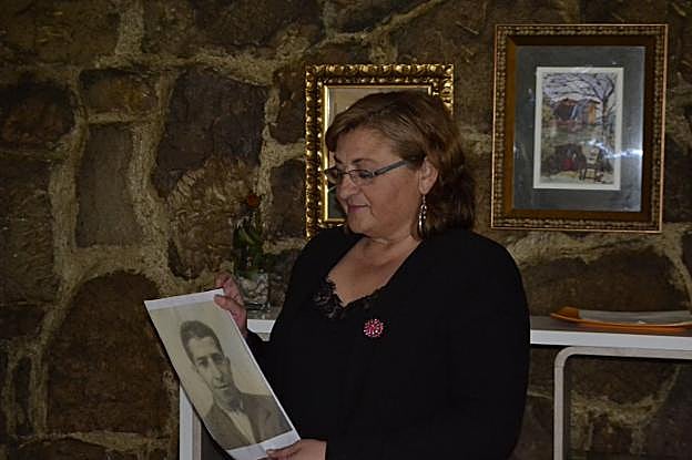 Maribel Luna sostiene una foto de su abuelo, Aquilino Baragaño Montes, de la CNT de Langreo, que recibió un disparo en la cabeza y murió el 22 de marzo de 1937.