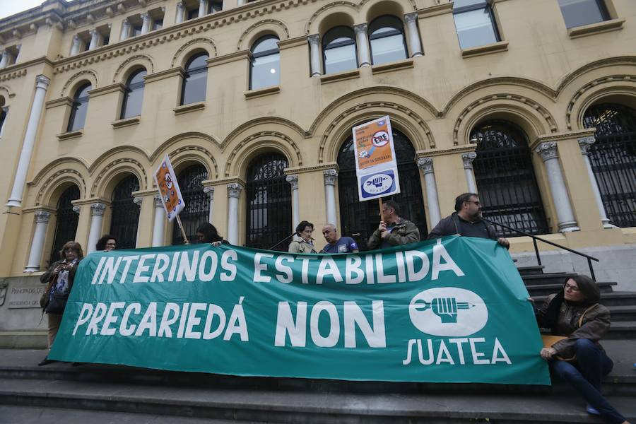 Fotos: Concentración de interinos ante Presidencia del Principado