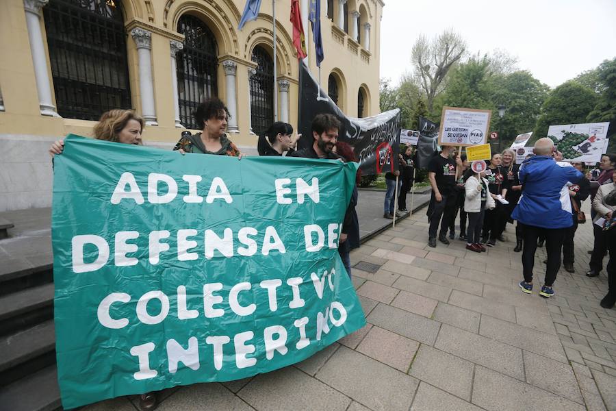 Fotos: Concentración de interinos ante Presidencia del Principado