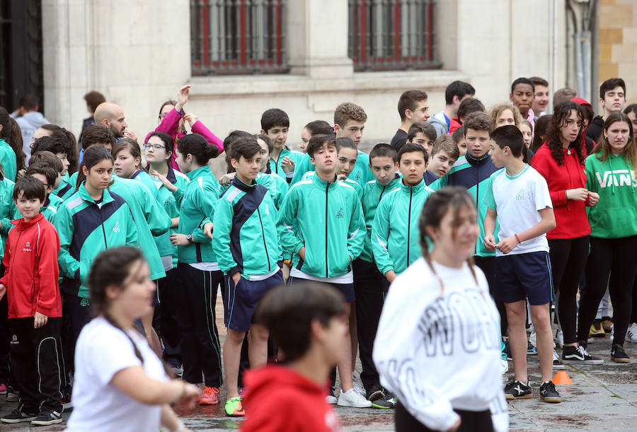 Escolares de Oviedo celebraron el Día de la Educación Física con distintas actividades en la plaza de la Catedral