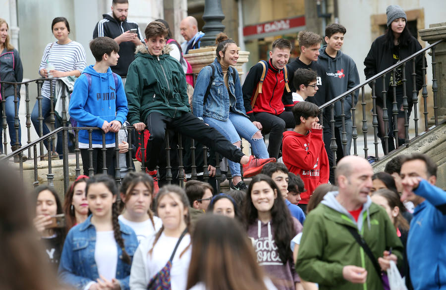 Escolares de Oviedo celebraron el Día de la Educación Física con distintas actividades en la plaza de la Catedral