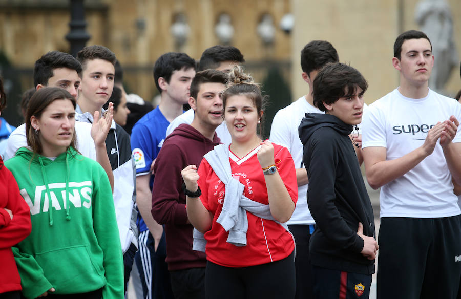 Escolares de Oviedo celebraron el Día de la Educación Física con distintas actividades en la plaza de la Catedral