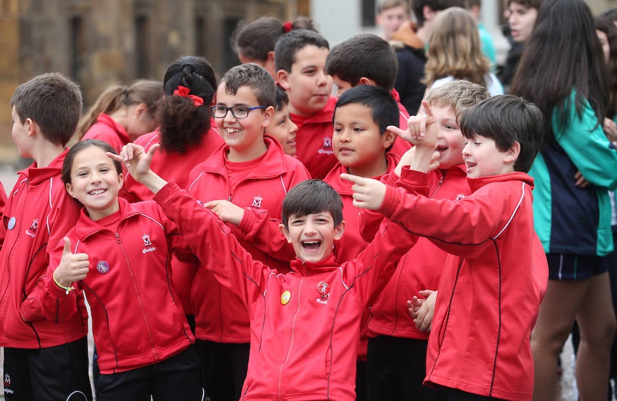 Escolares de Oviedo celebraron el Día de la Educación Física con distintas actividades en la plaza de la Catedral