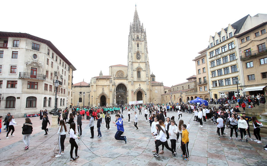 Escolares de Oviedo celebraron el Día de la Educación Física con distintas actividades en la plaza de la Catedral