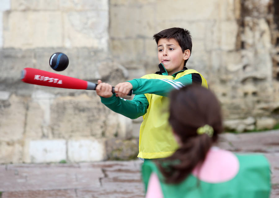 Escolares de Oviedo celebraron el Día de la Educación Física con distintas actividades en la plaza de la Catedral