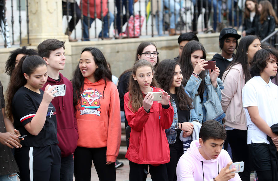 Escolares de Oviedo celebraron el Día de la Educación Física con distintas actividades en la plaza de la Catedral