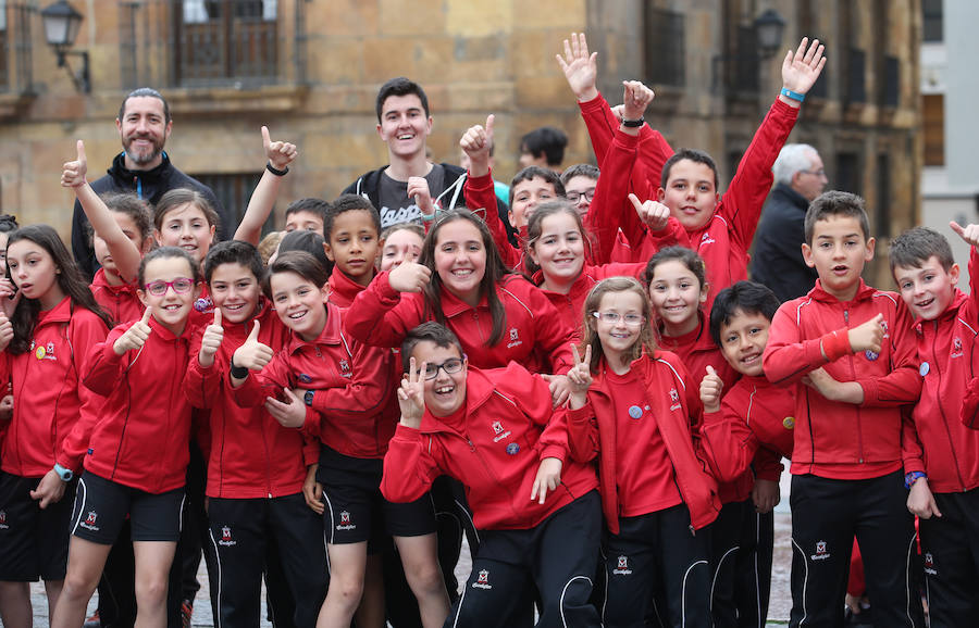 Escolares de Oviedo celebraron el Día de la Educación Física con distintas actividades en la plaza de la Catedral