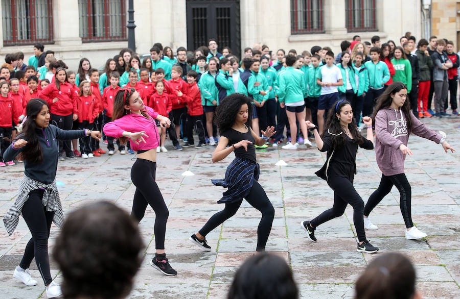 Escolares de Oviedo celebraron el Día de la Educación Física con distintas actividades en la plaza de la Catedral