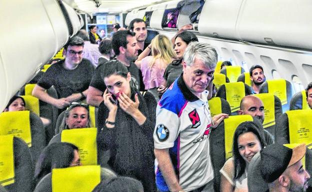 Los pasajeros del Airbus no ocultaron su malestar a la tripulación. 