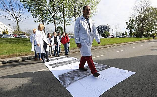 Paso de cebra simbólico sobre la calzada en la protesta de hoy. 