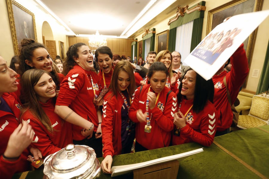 Las jugadoras y el equipo técnico y directivo del Mavi ha sido recibido este miércoles por la Corporación municipal.