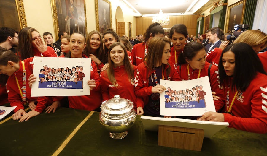 Las jugadoras y el equipo técnico y directivo del Mavi ha sido recibido este miércoles por la Corporación municipal.